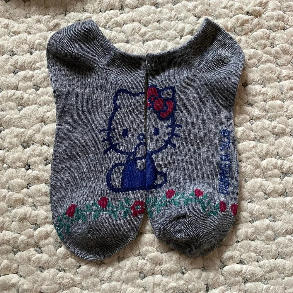 Hello Kitty SITTING PRETTY IN ROSE GARDEN grey socks New RARE limited sanrio 789